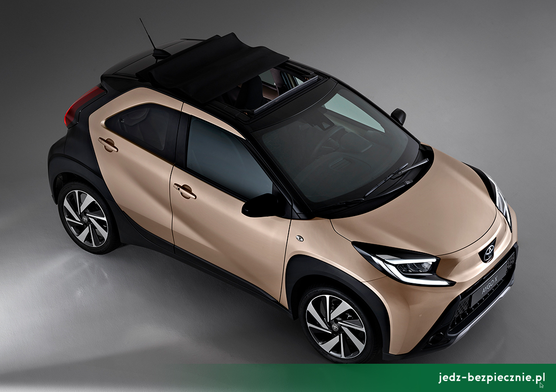Premiera tygodnia - Toyota Aygo X - widok z góry z otwartym materiałowym dachem